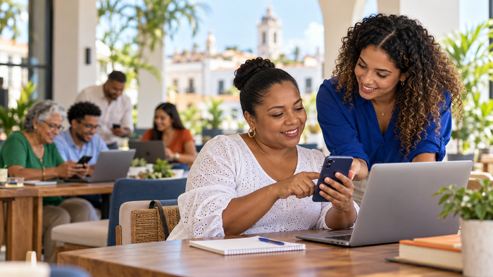 Mujer dominicana aprende habilidades digitales con apoyo de una facilitadora en una jornada comunitaria